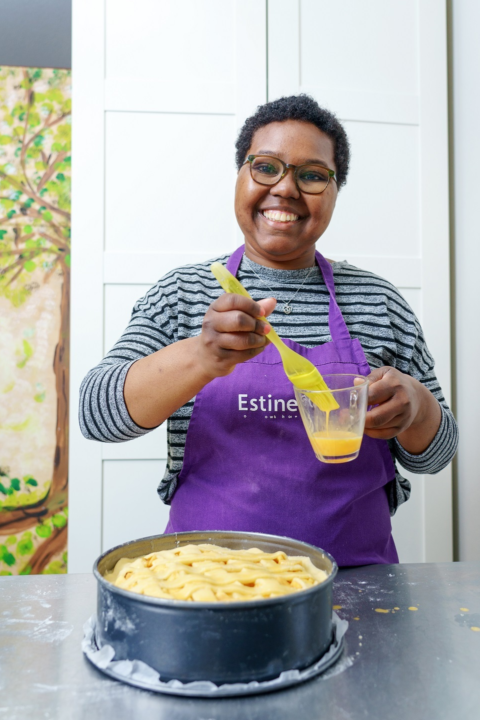 Angelina bakt een appeltaart bij Keuken van Leuvelt