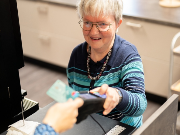 Annie Vaags achter de kassa