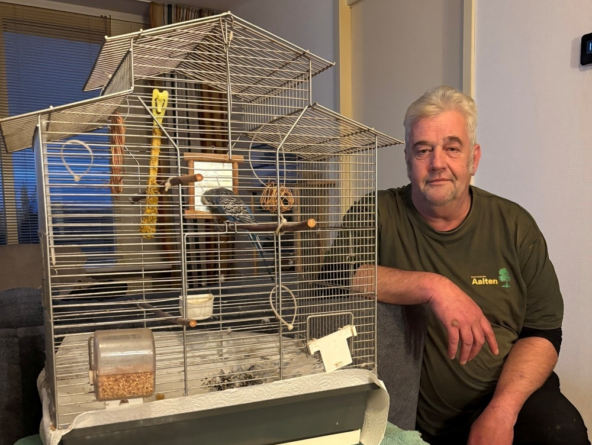 251125 Henk met parkiet ambulante ondersteuning Dinxperlo vierkant