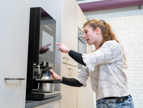 Jagoda vult zelfstandig de koffiekannen
