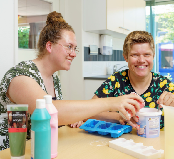 Linda en Diede maken stoepkrijt bij de Dr van der Meerstraat