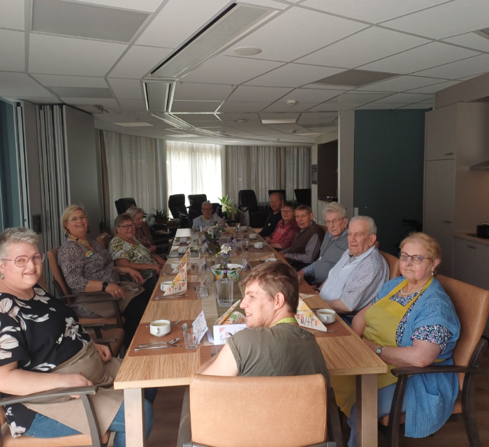 Groepsfoto prokkelwens koken voor ouderen