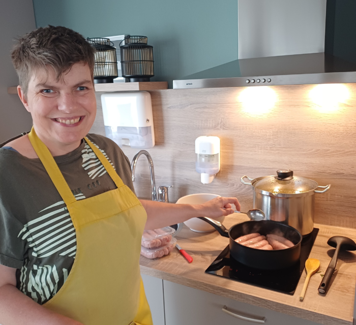 Maaike kookt tijdens haar Prokkel
