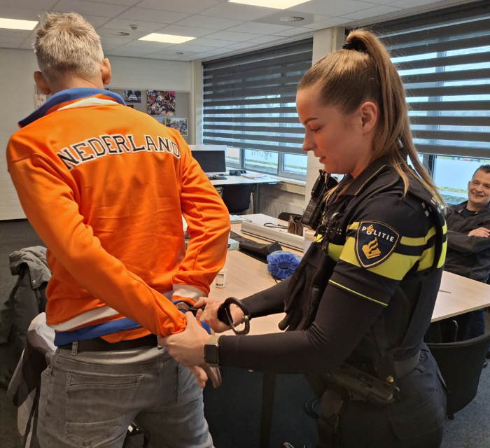 Martijn in de handboeien
