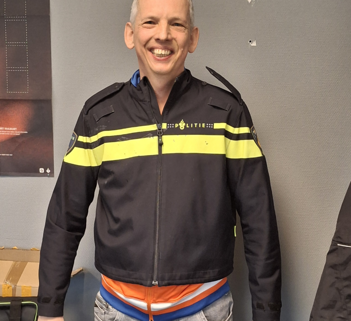 Martijn in een politiejas