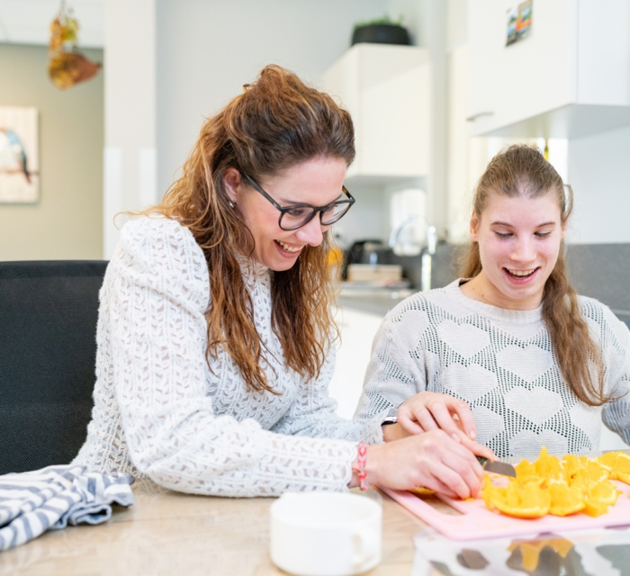 Jagoda en Melanie snijden sinasappels