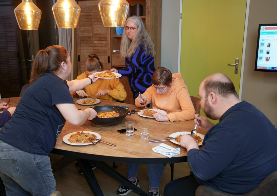 Samen eten bij het kerkplein Samen eten bij het kerkplein
