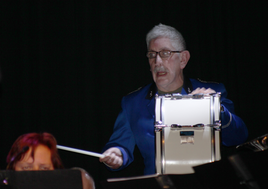 Solist Charles tijdens nieuwjaarsconcert Excelsior en Estinea