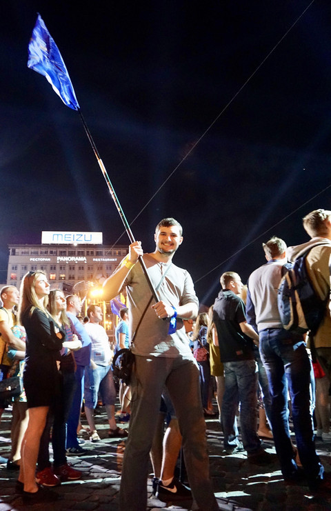 Grande folla in piazza a Kiev per il "conteggio alla rovescia" dell'entrata in vigore del "libero transito" tra UE e Ucraina. 3743e654bc8806cc56444e39b87d762d-480x