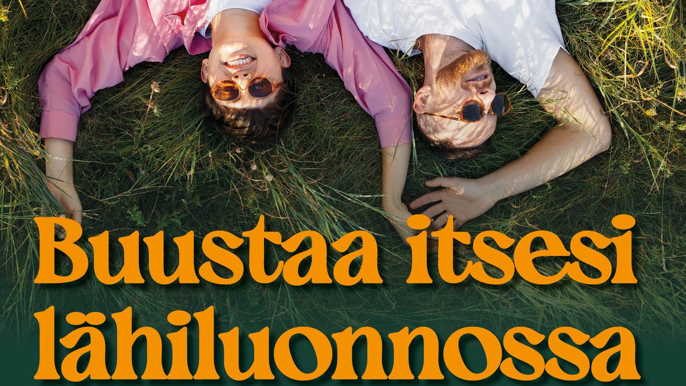 Nainen ja mies makaavat nurmikolla