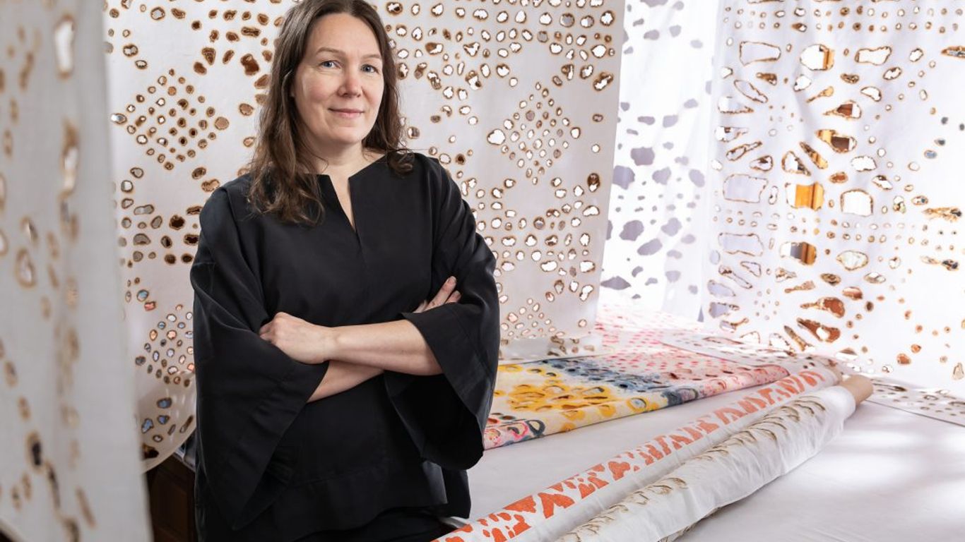 Valokuvassa tekstiilitaiteilija Johanna Pöykkö, ku