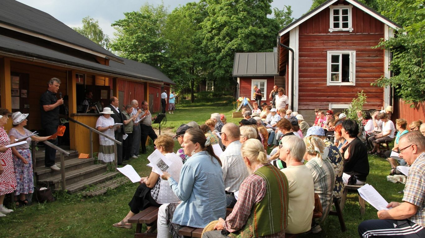 Yhteislaulua Ronttismäen tehtaalaismuseon pihamaal