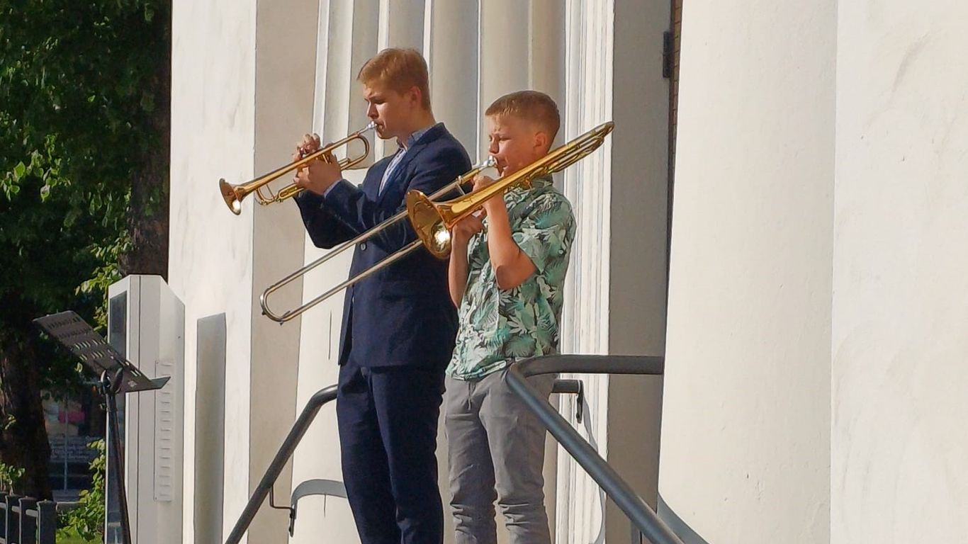 Kaksi nuorta puhallinsoittajaa