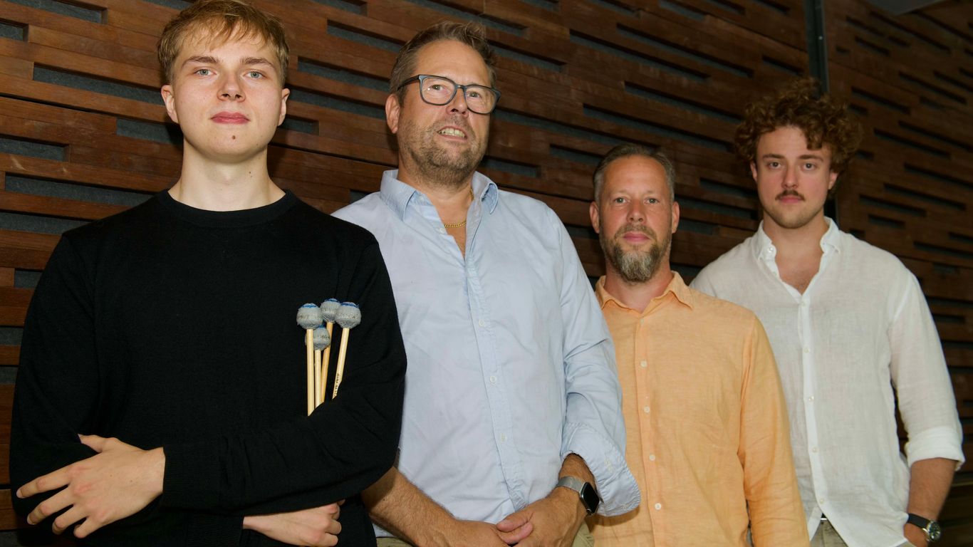 Quartet seisoo seinän vieressä