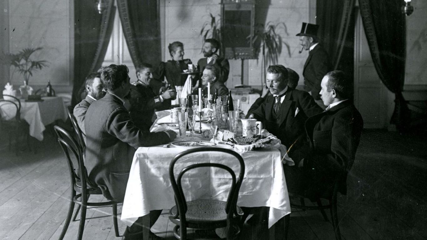 Ravintolan sali vuonna 1900. Keskellä kuvaa katett