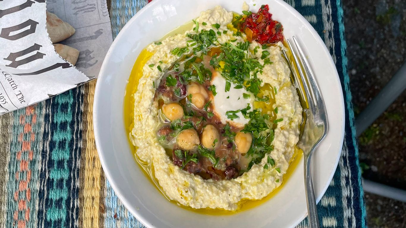 Hummus ruoka-annos lautasella