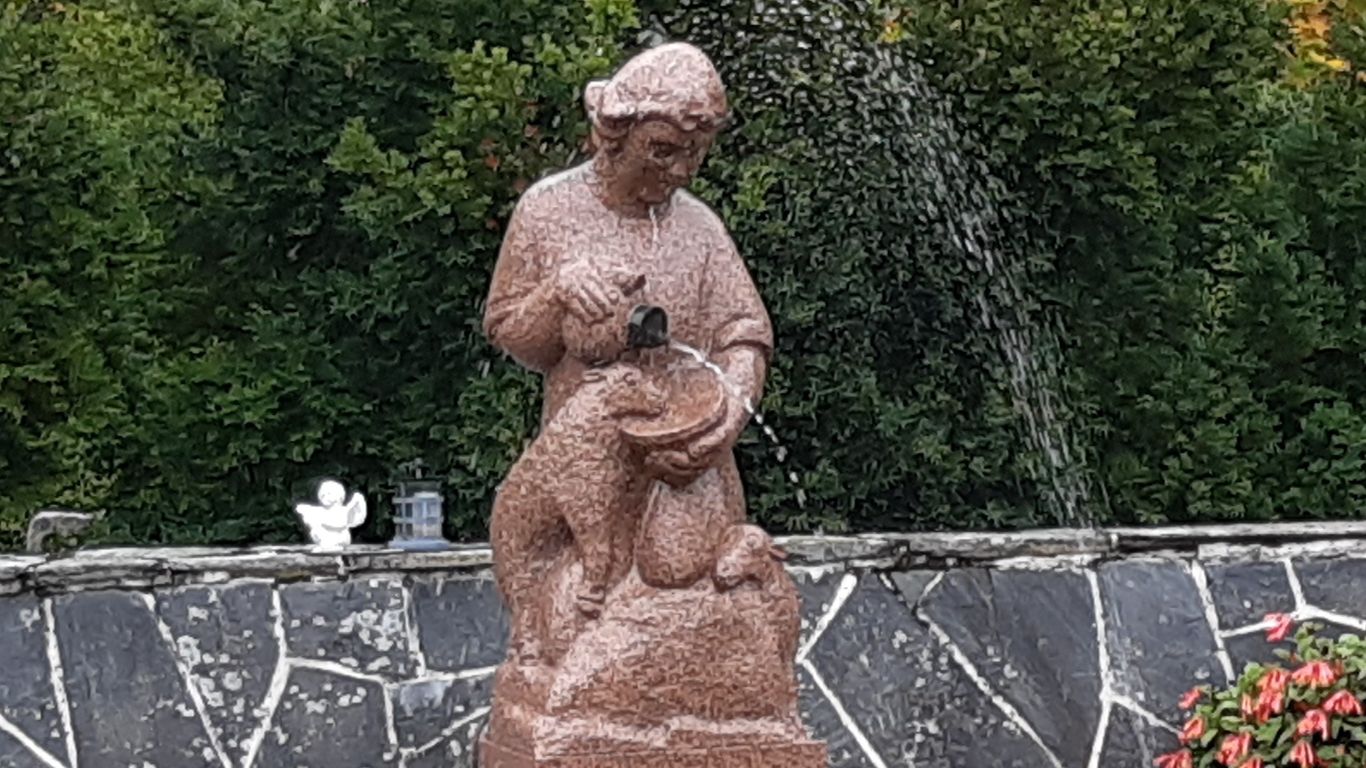Kuvassa keskellä veistos punaista graniittia. Nais