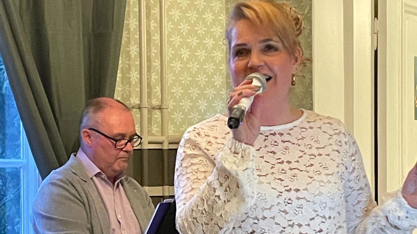 Duo Paula & Esa:n Paula laulaa etualalla Esan soit