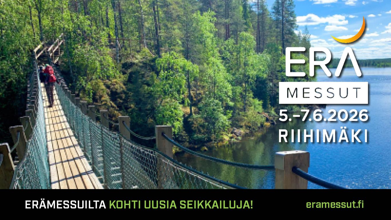 Kuvassa retkeilijä ylittää riippusiltaa, taustalla