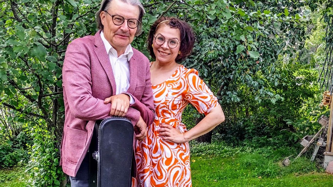 Mies ja nainen hymyilee