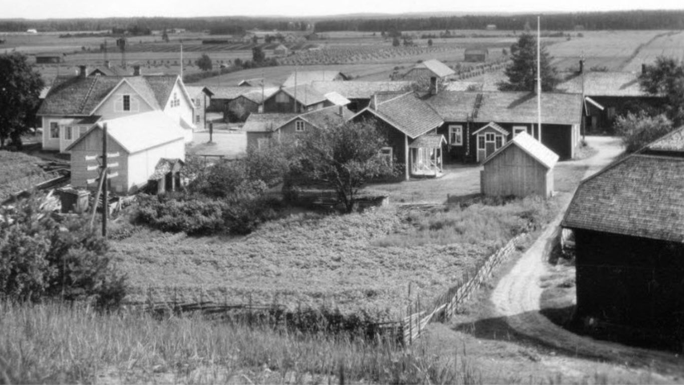 Vanha mustavalkoinen kuva Portaan kylästä. Taloja 