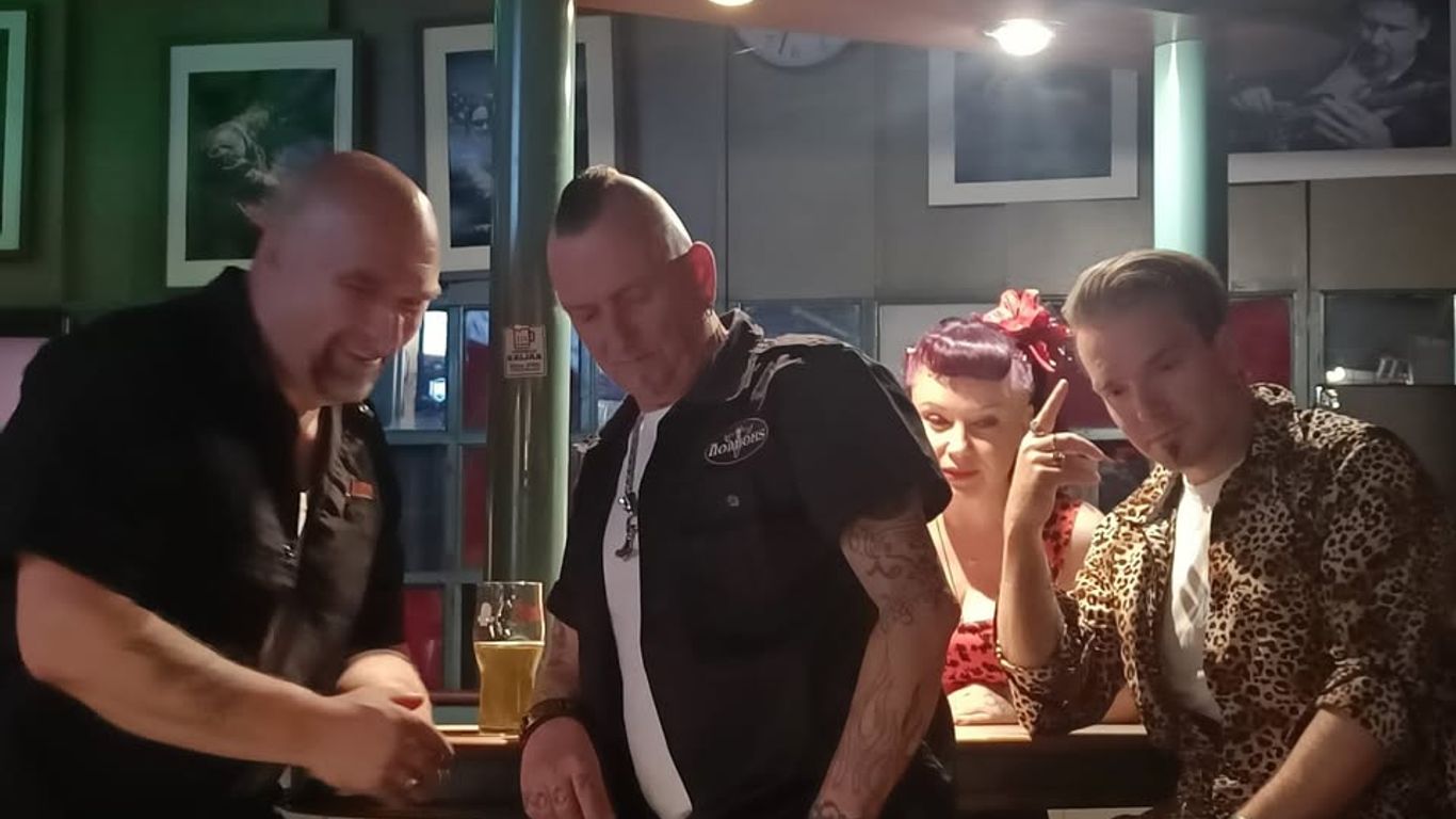 Kuva bändin neljästä jäsenestä