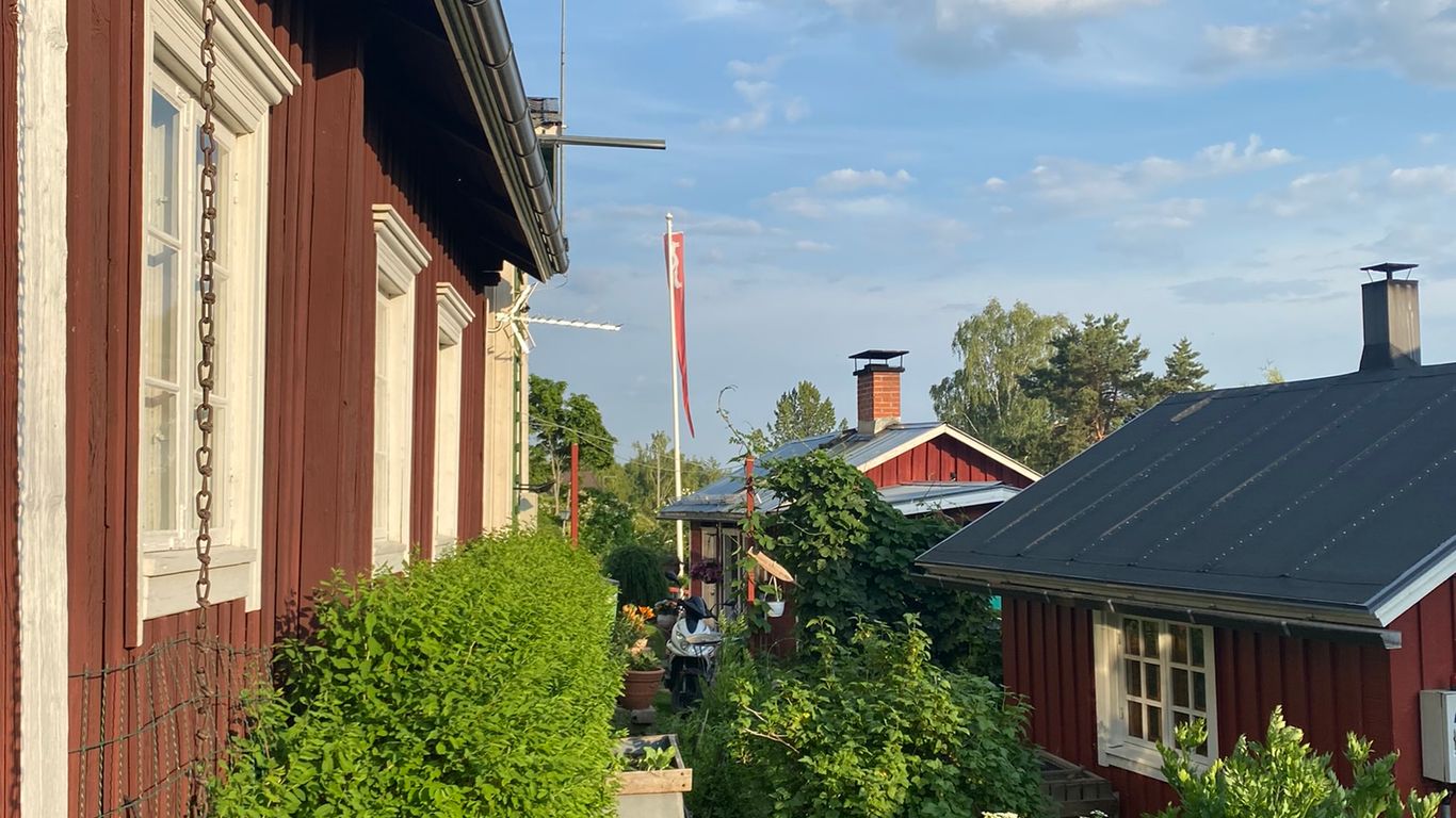 Punaisia rakennuksia rinteessä, keskellä lipputank