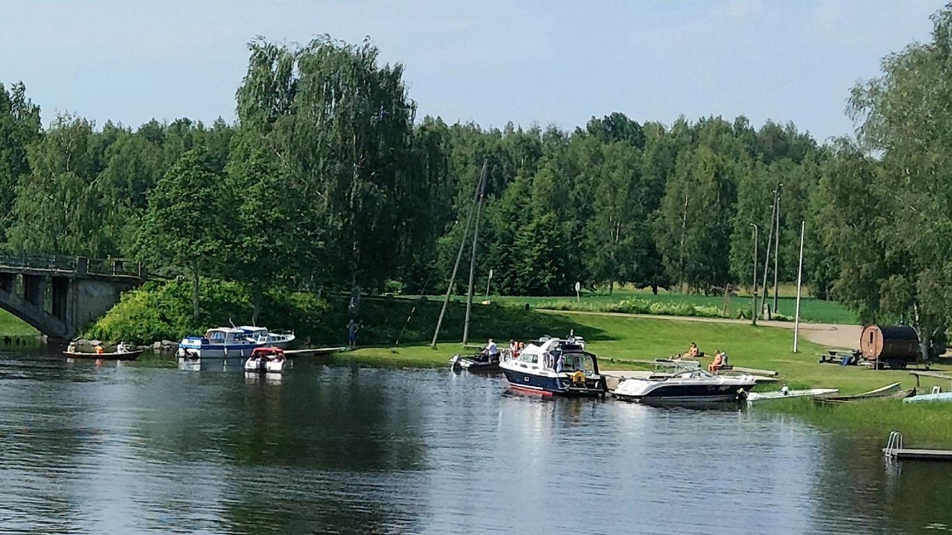 Rikulanranta, nurmikkoa, sauna ja muutama vene lai