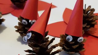 Käpytonttuja pöydällä