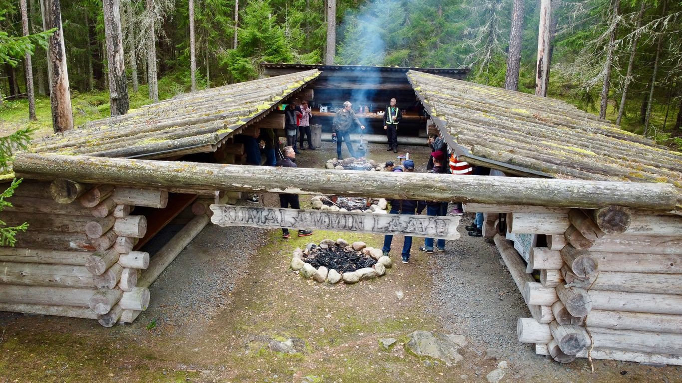 Kaksi isoa laavua vastakkain, välissä ihmisiä ja n