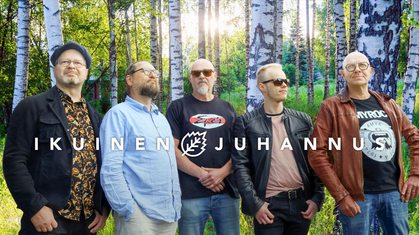 Ikuinen Juhannus -yhtyeen edustajat patsastelevat 