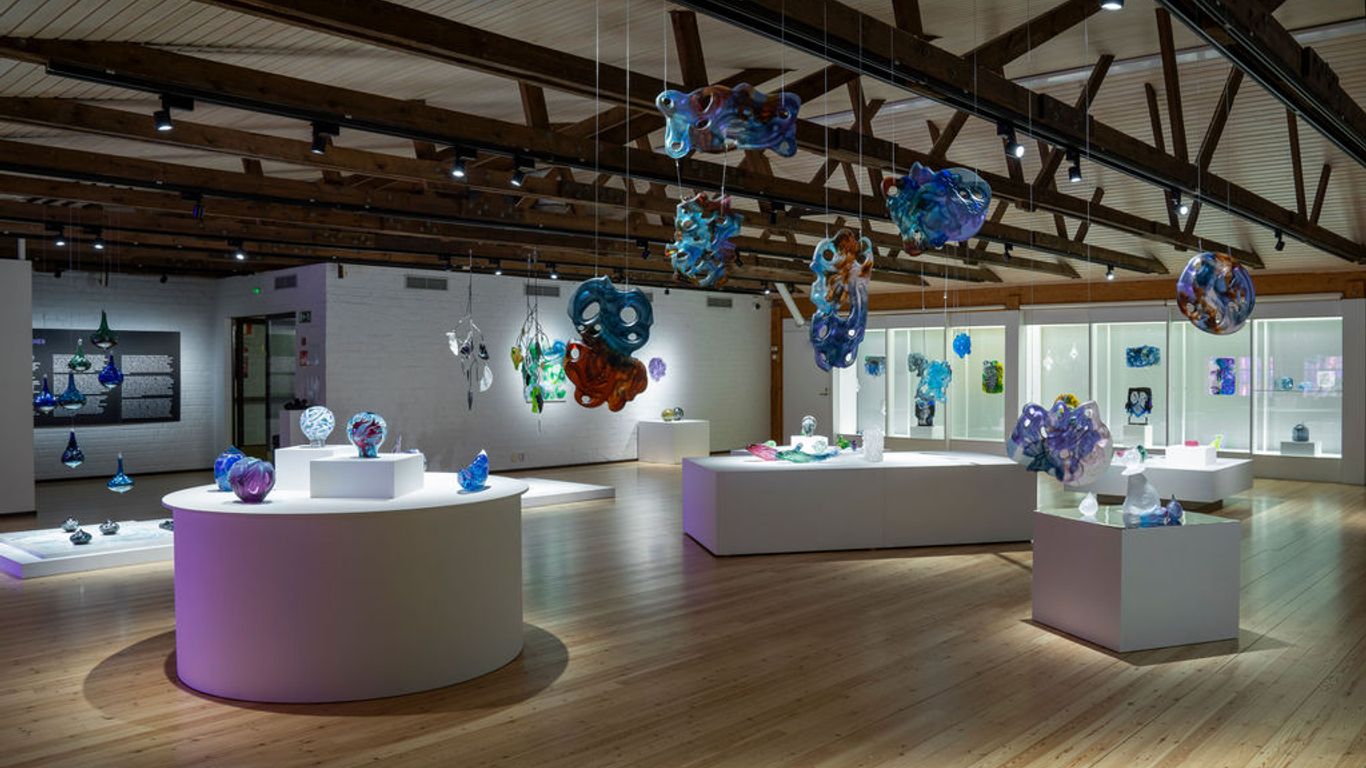 Kuraattorikierros Henriikka Pölläsen Celestial Buddies -näyttelyyn