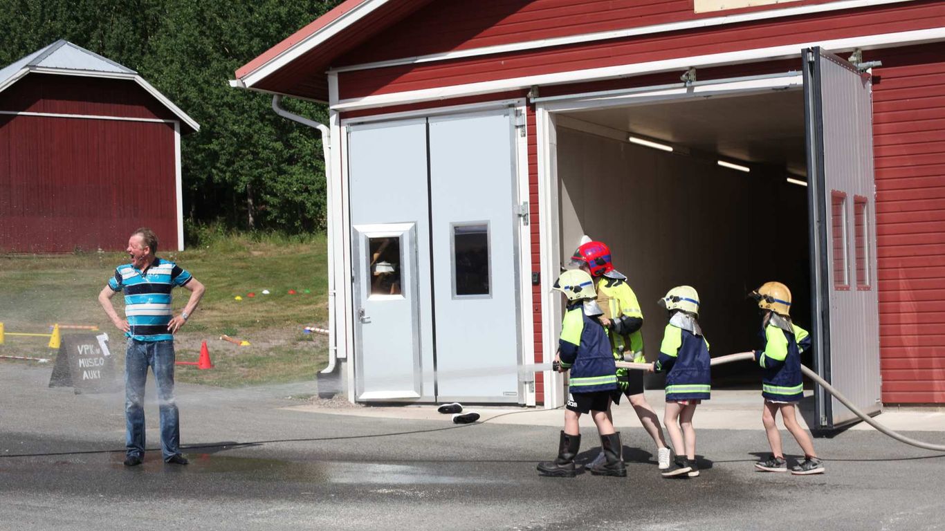 Portaan VPK:n nuoriso-osasto kastelee Portaan Unik