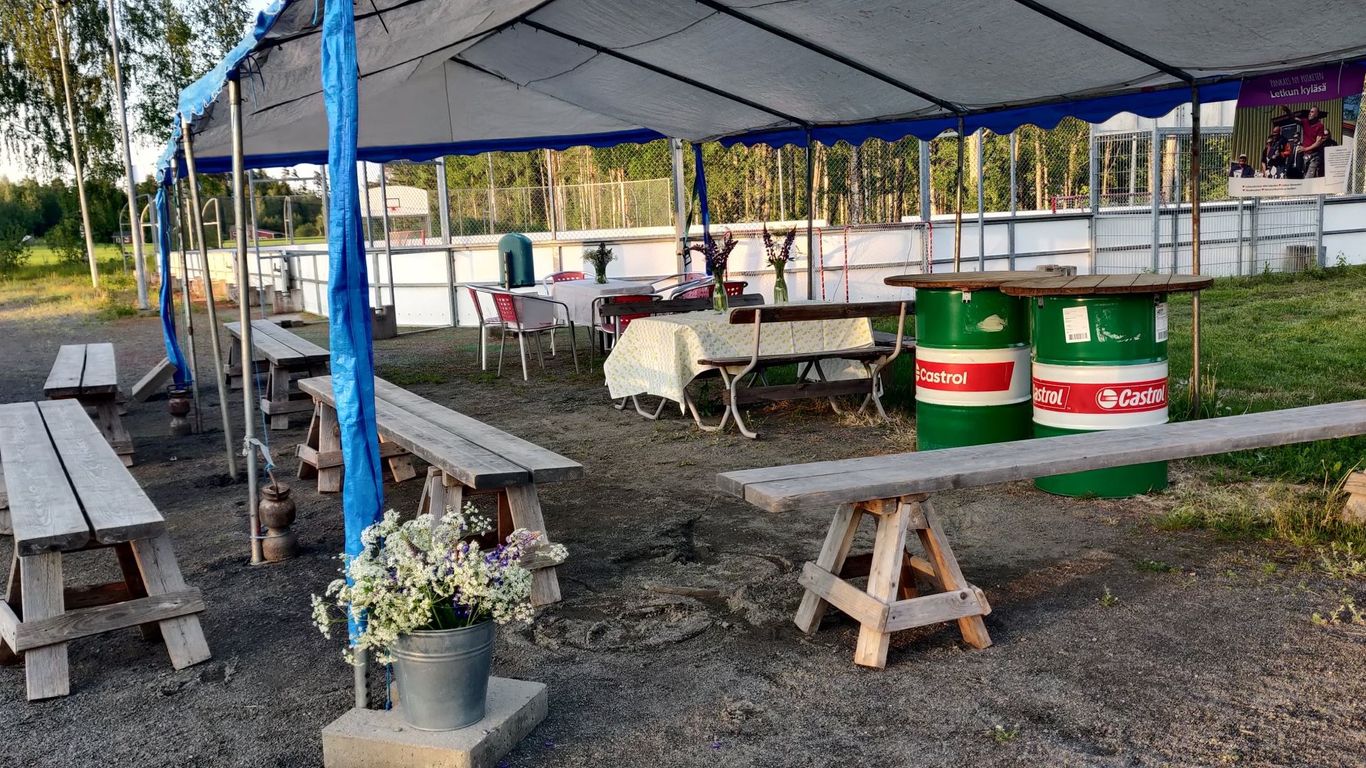 Letkun koulun kenttä ja kotakahvila