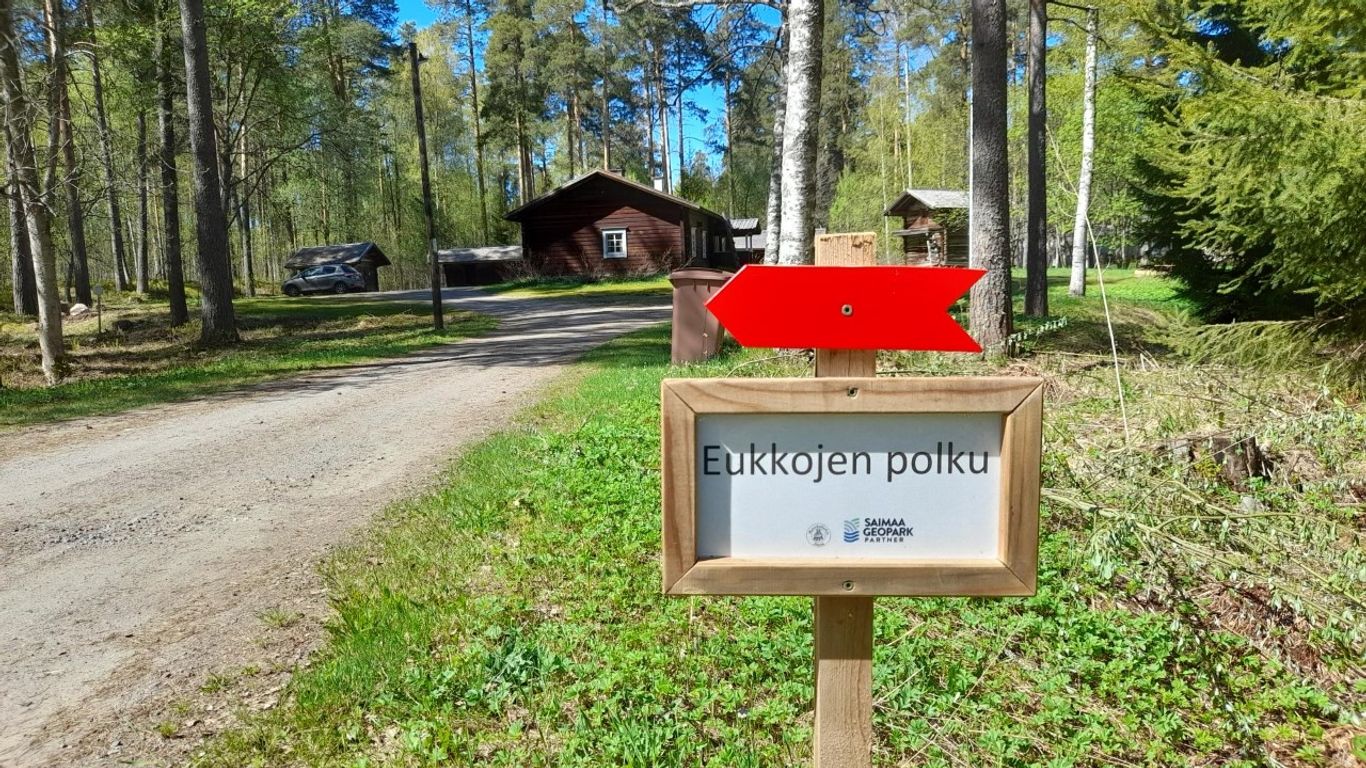 Opastettu kierros Eukkojen polulla