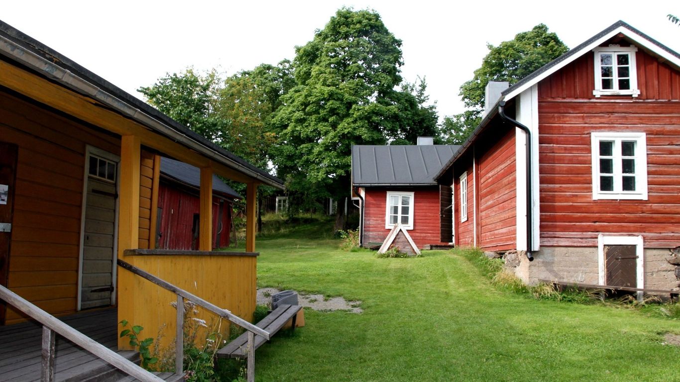 Tehtaalaismuseon pihapiiri taloineen