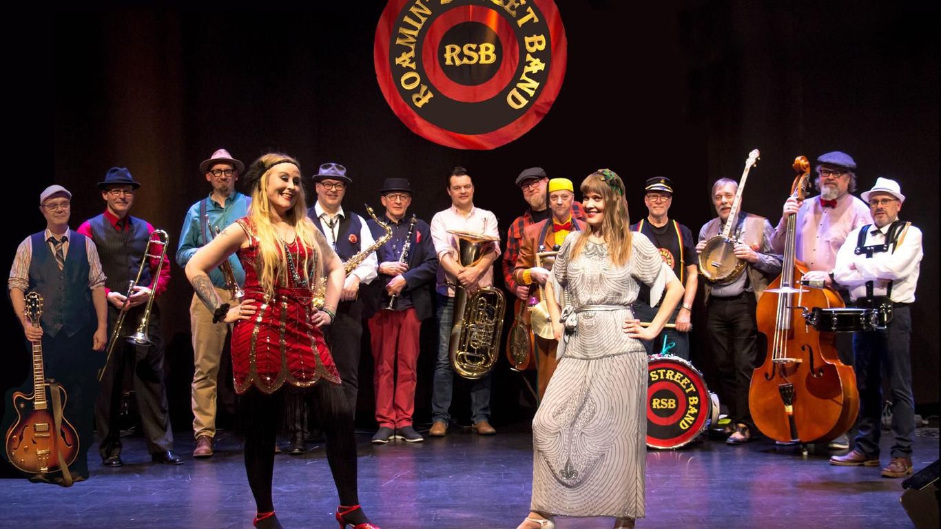 Roamin` Street Band poseeraa lavalla soittimien ka