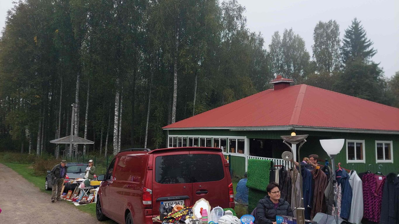 Kirpparimyyjiä Vojakkalan lavan pihalla
