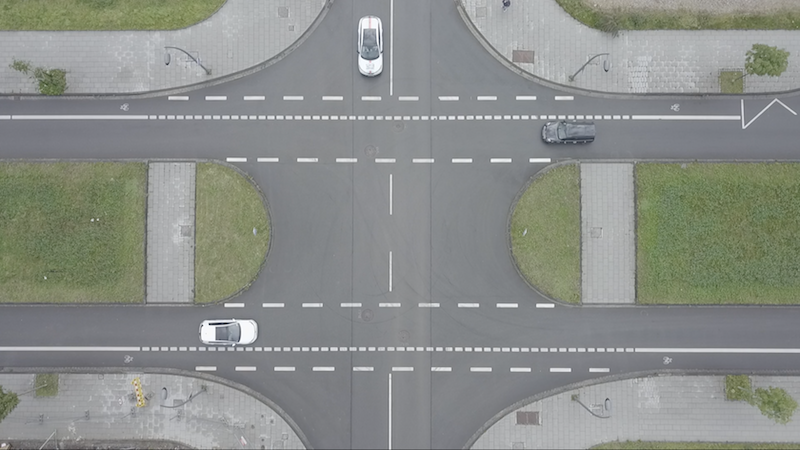 Kreuzung-mit-Fahrzeugen-aus-allen-Richtungen.png