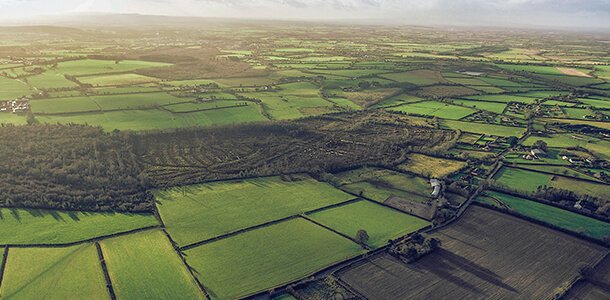 Luftaufnahme von Feldern, Äckern und Wiesen