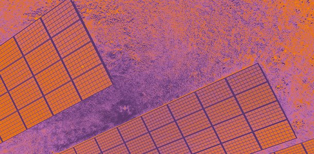 Thermographische Luftaufnahme einer Solaranlage