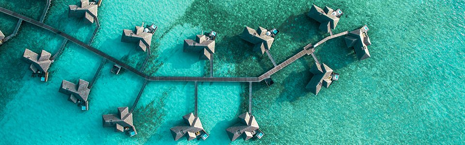 Marketingaufnahme von einem Hotel in den Tropen mit einer Drohne