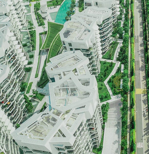 Luftaufnahme von weißen Gewerbeimmobilien in einer Anlage