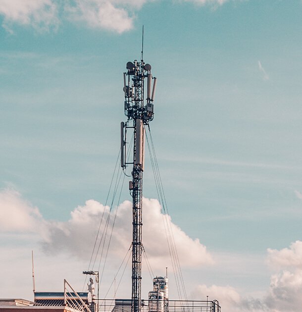 Luftaufnahme eines Funkmastes