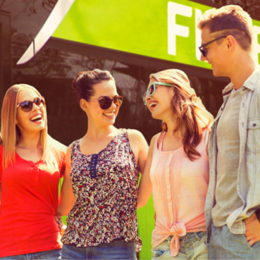 Studenti I FlixBus Smějící se skupinka studentů před autobusem FlixBus
