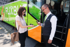 Dojíždějící studentka do školy Dojíždějící studentka u kontroly jízdenek I FlixBus