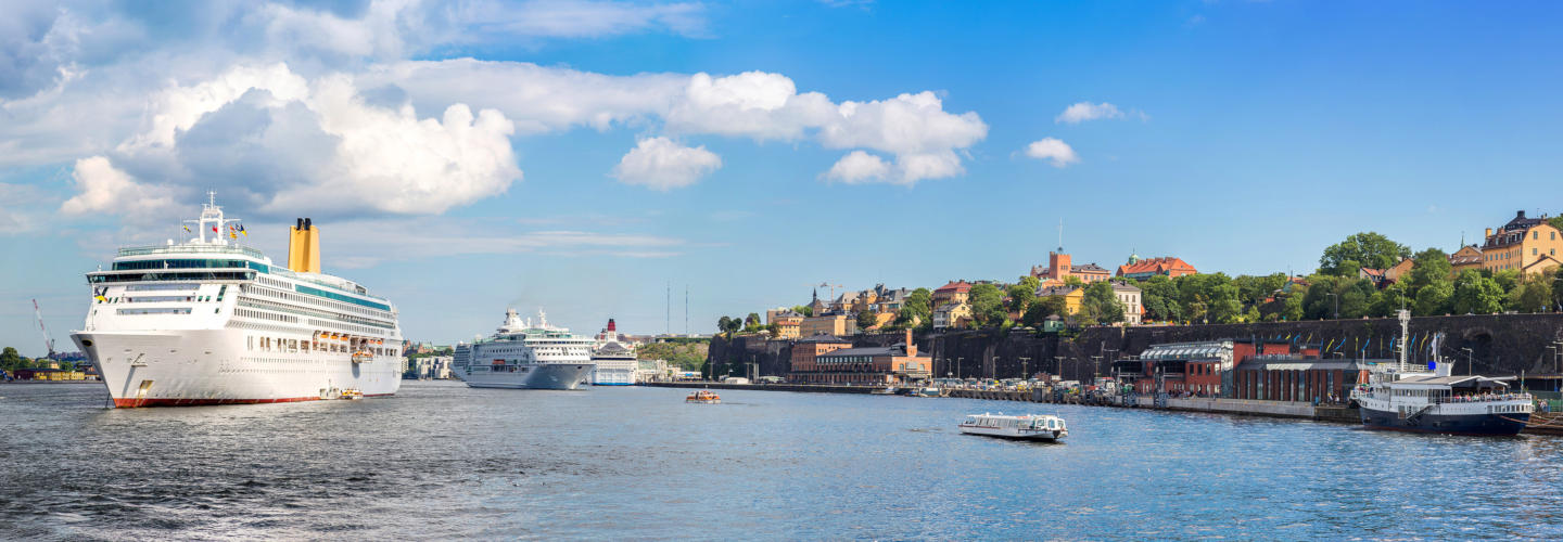 Res med FlixBus till ditt nästa äventyr till havs Båtar kommer in och ut ut Stockholms hamn