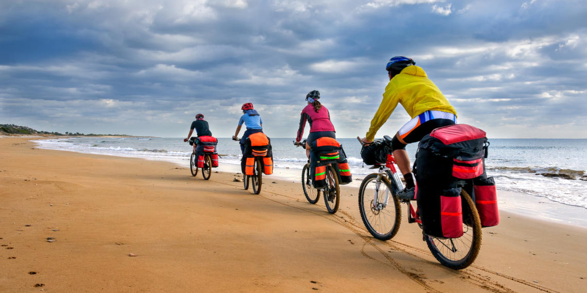 Voyagez avec Flixbus vers votre prochaine destination cycliste Personnes faisant du vélo sur la plage