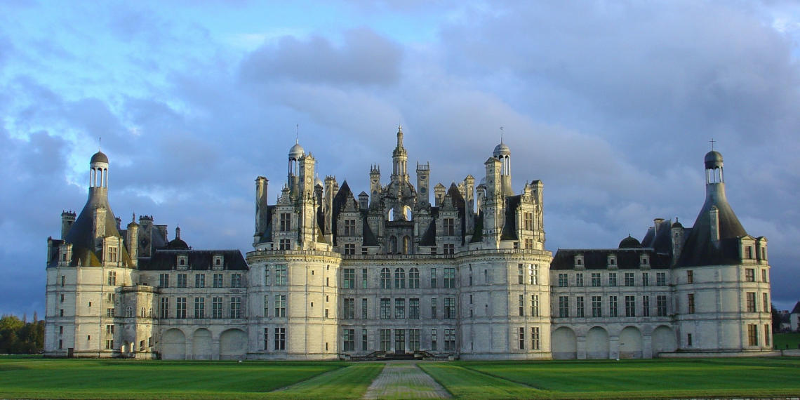 Voyagez avec FlixBus et découvrez le meilleur château de la Loire Un grand château blanc entouré de verdure