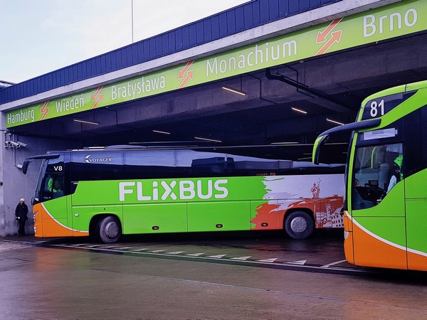 Zielone stanowiska i zespół operacyjny FlixBusa na dworcu MDA w Krakowie Zielone stanowiska i zespół operacyjny FlixBusa na dworcu MDA w Krakowie